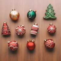 木目テーブルに並べたクリスマスオーナメントの装飾の写真