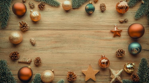 木製テーブルに並ぶクリスマスオーナメントと松ぼっくり