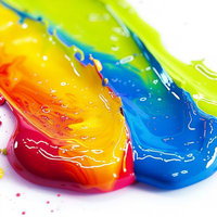 虹色に融合する絵の具とカラーインク、白背景での流動表現の写真