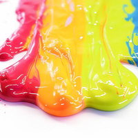 虹色に流れ落ちる絵の具の混ざり合い、カラフルなペイントの写真