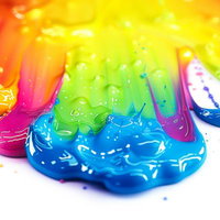 虹色に混ざり合う多彩な塗料の混色する様子の写真