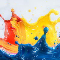 赤・黄・青の塗料が波状に混ざり合う色彩表現の写真