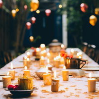 キャンドルが彩る屋外テーブルの夜のホームパーティー装飾の写真