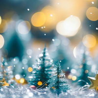 ミニチュアのクリスマスツリーと降雪の街明かりの写真