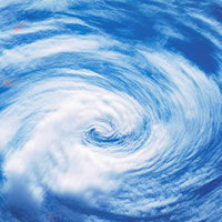 台風の目と渦巻く雲（衛星視点）の写真