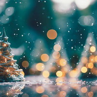 クリスマスツリーのオブジェと雪の降る冬の夜景の写真