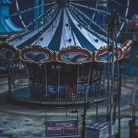 廃墟の遊園地に残された不気味なメリーゴーランドの写真