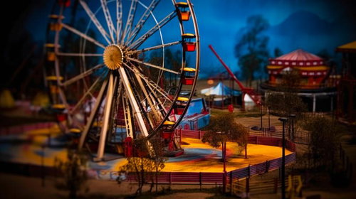 夜景に浮かぶ幻想的な観覧車模型の遊園地ジオラマ