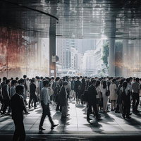 光差す駅舎の人混みと都市の通勤ラッシュ風景の写真