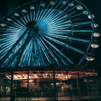 夜の遊園地の薄気味悪い観覧車の写真