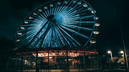 夜の遊園地の薄気味悪い観覧車