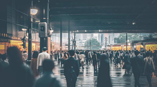 駅前の朝ラッシュ：混雑した通勤時間帯の人混みと群衆