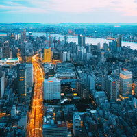 高層ビル群が立ち並ぶメトロポリスの夜景俯瞰の写真