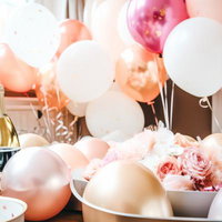 シャンパンとバルーンで彩るホームパーティーのテーブルセッティングの写真