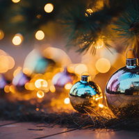 ライトアップされた庭先に輝くクリスマスオーナメントの写真