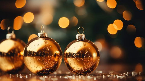 ボケ光で彩られた床上のクリスマスツリーの飾り