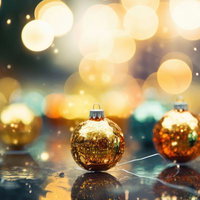 ライトアップに輝くクリスマスの丸いオーナメントの写真