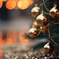 ライトアップされたクリスマスツリーにぶら下がるオーナメントの飾りの写真