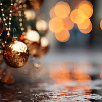 ライトアップされたクリスマスツリーと雨がふる地面の写真