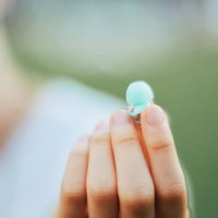 手のひらに置かれた水色のイヤホン、遺失物・落とし物のの写真