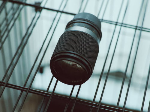 レンズの網焼きの準備風景 カメラレンズの金属メッシュ部分とメタルバンド