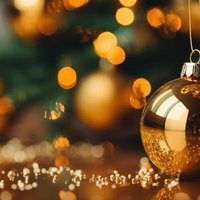 金色に輝くクリスマスのオーナメントとライトの写真