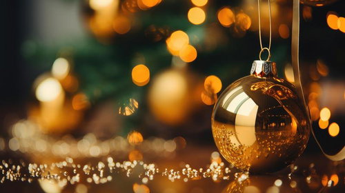 金色に輝くクリスマスのオーナメントとライト