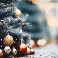 雪降るクリスマスシーズンのオーナメントと輝くライトの写真