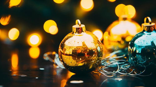 クリスマスの飾り付け前のオーナメントとイルミネーション