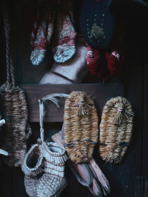 古い冬一式、わらじと足袋と雪駄、下駄箱に並ぶ昭和の履き物