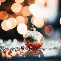 赤いオーナメントとイルミネーションの輝きの写真