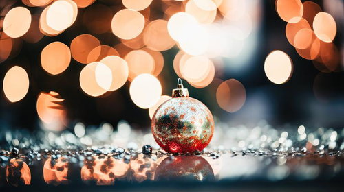 赤いオーナメントとイルミネーションの輝き