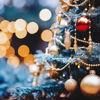 黄金のオーナメントで飾るクリスマスツリーの写真