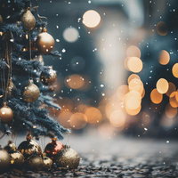 降雪の夜に輝くクリスマスツリーとゴールドオーナメントの写真