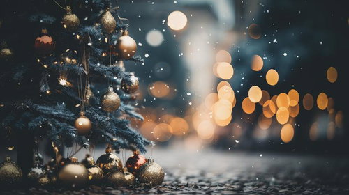 降雪の夜に輝くクリスマスツリーとゴールドオーナメント