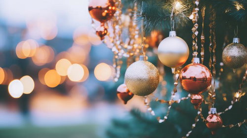 赤と白のオーナメントで飾ったクリスマスツリーの早朝ディスプレイ