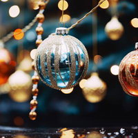 ツリーに映る煌めき、吊りオーナメントのクリスマス飾りの写真