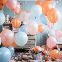 ピンク・オレンジ・水色のバルーンに囲まれたホームパーティーの写真