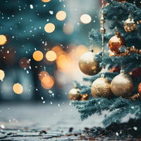 降雪の中のクリスマスツリーのオーナメントと飾りの写真