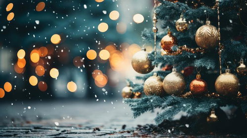 降雪の中のクリスマスツリーのオーナメントと飾り