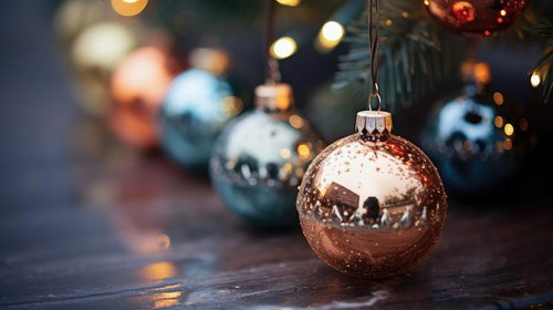 きらめく光に包まれたオーナメントボールが映し出す冬の風景