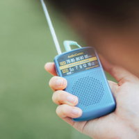 携帯ラジオを手にもって無線通信ごっこ、懐かしいアナログラジオの遊びの写真