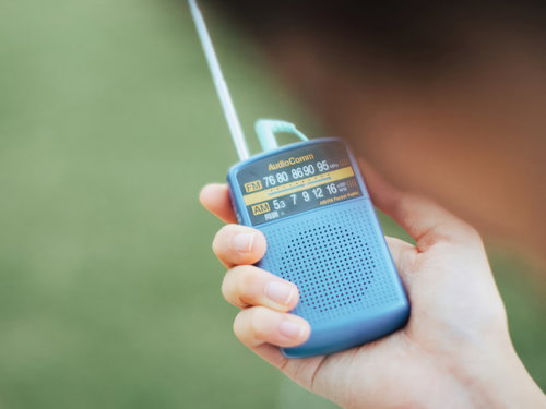 携帯ラジオを手にもって無線通信ごっこ、懐かしいアナログラジオの遊び