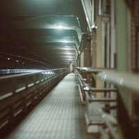 夜のレインボープロムナード遊歩道・街灯が照らす橋上の夜景の写真