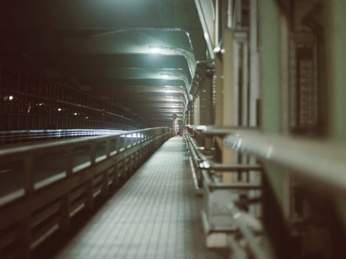 夜のレインボープロムナード遊歩道・街灯が照らす橋上の夜景