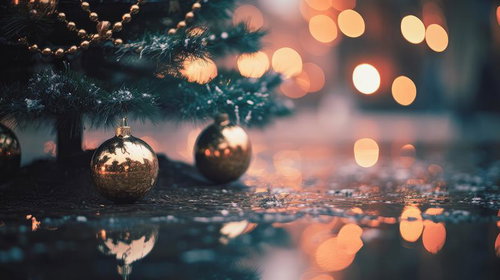 煌めくイルミネーションと風景を映すクリスマスオーナメント