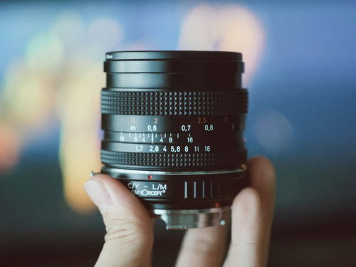 手に持つ味のあるオールドレンズの質感と刻印