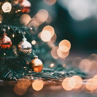 クリスマスツリーのオーナメントと煌めくイルミネーションの写真