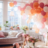 自然光の入る明るいリビングでバルーンを飾ったホームパーティーの写真