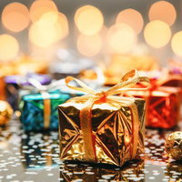 金箔のプレゼントとオーナメントが輝くイルミネーション飾り付けの写真